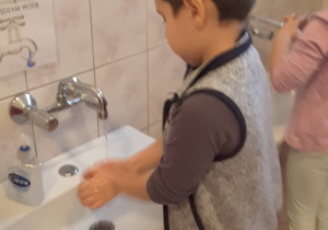 Dzieci z grupy Stokrotki w praktyce utrwalają higienę rąk